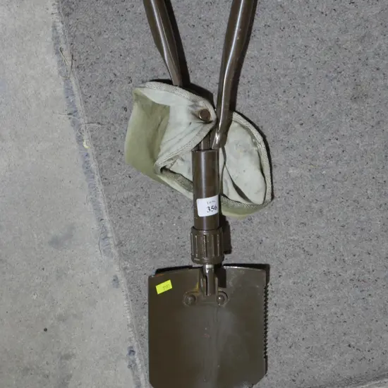 Folding trench spade