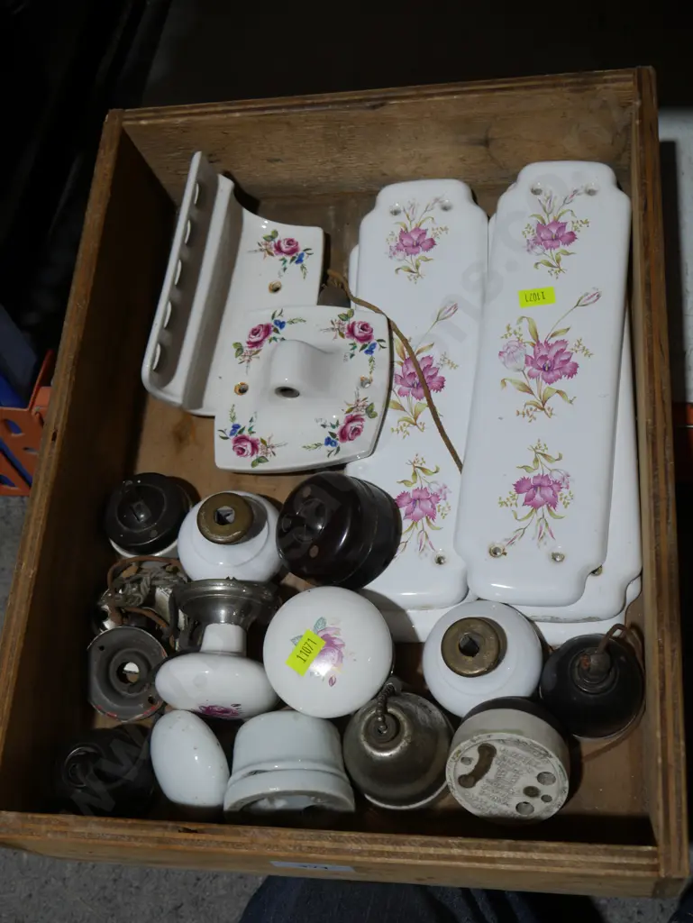 Porcelain door knobs, light switches etc Image 1++