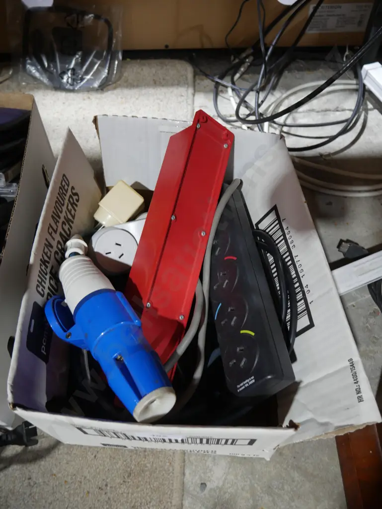 Assorted electrical plugs Image 1++