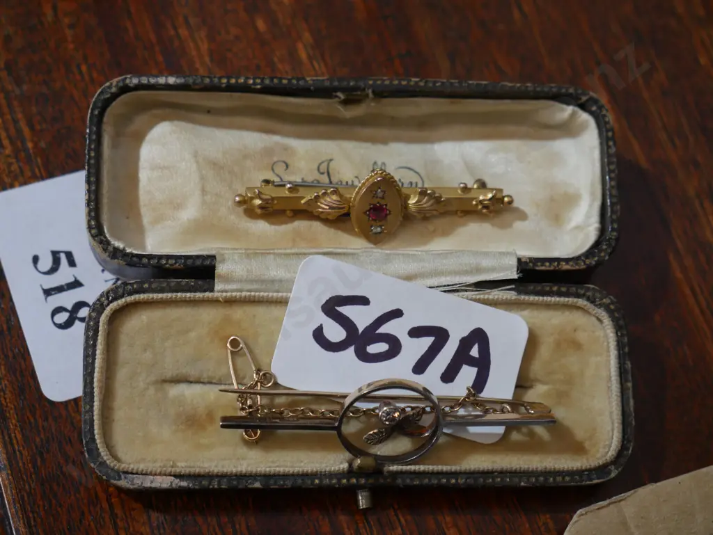 2 x 9ct bar brooches Image 1++