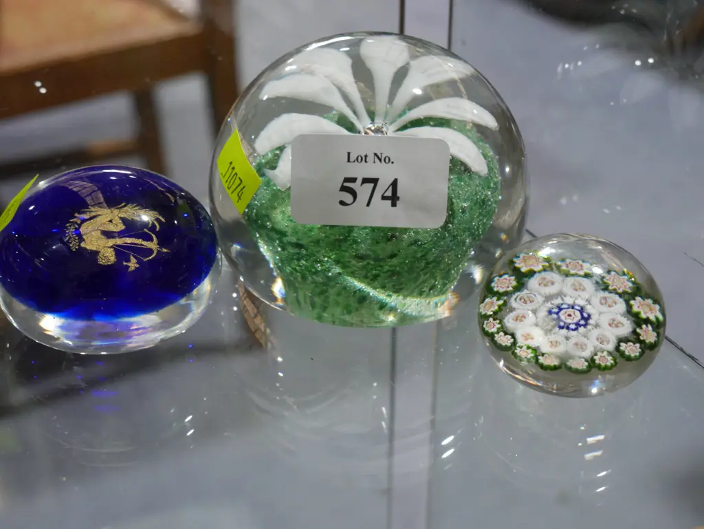 3 glass paperweights Image 1++
