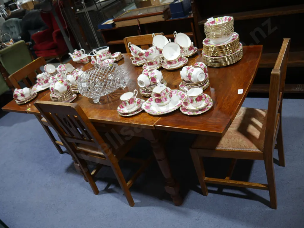 Dining table and four chairs Image 1++