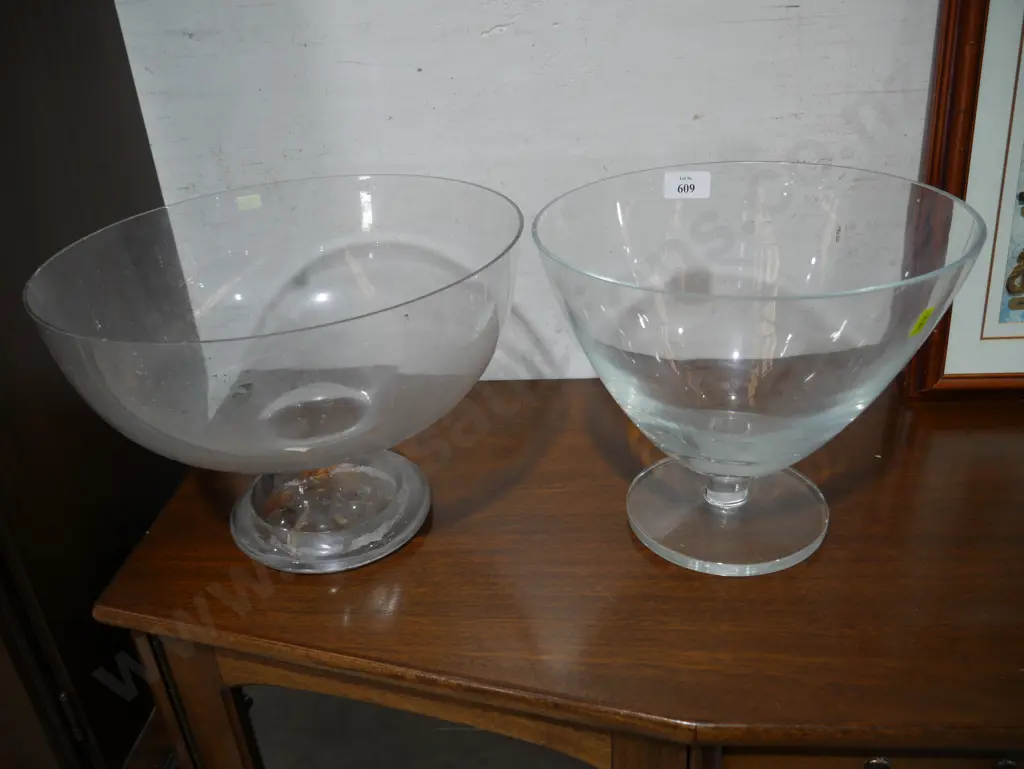 2 glass pedestal bowls Image 1++