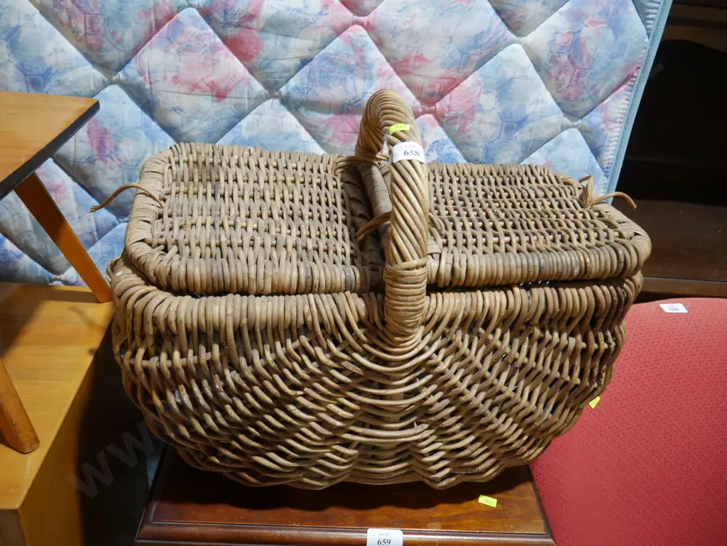 Cane picnic basket Image 1++