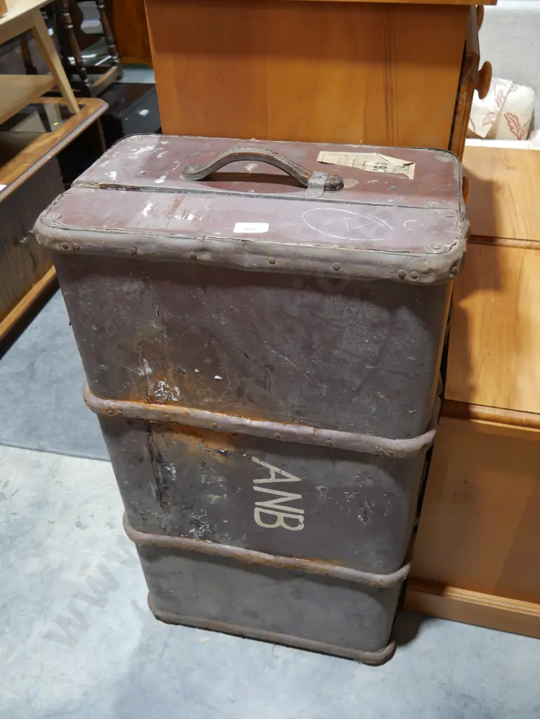 Vintage travel trunk Image 1++