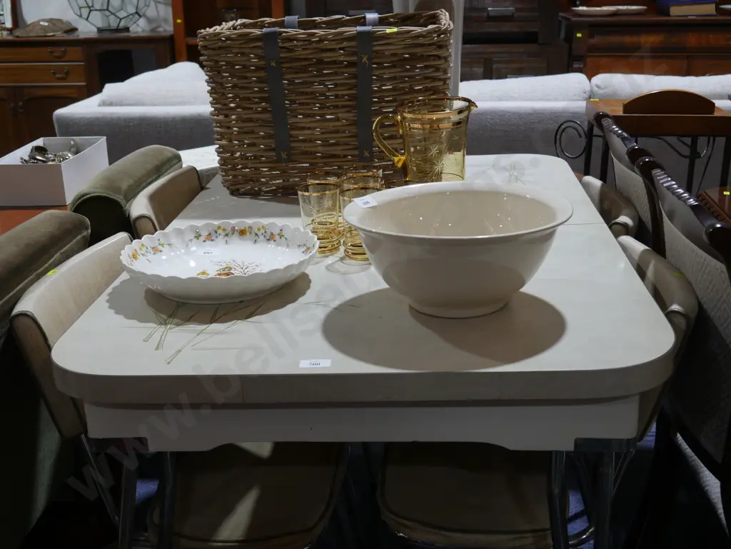 Formica table and four chairs Image 1++