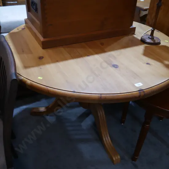 Round dining table