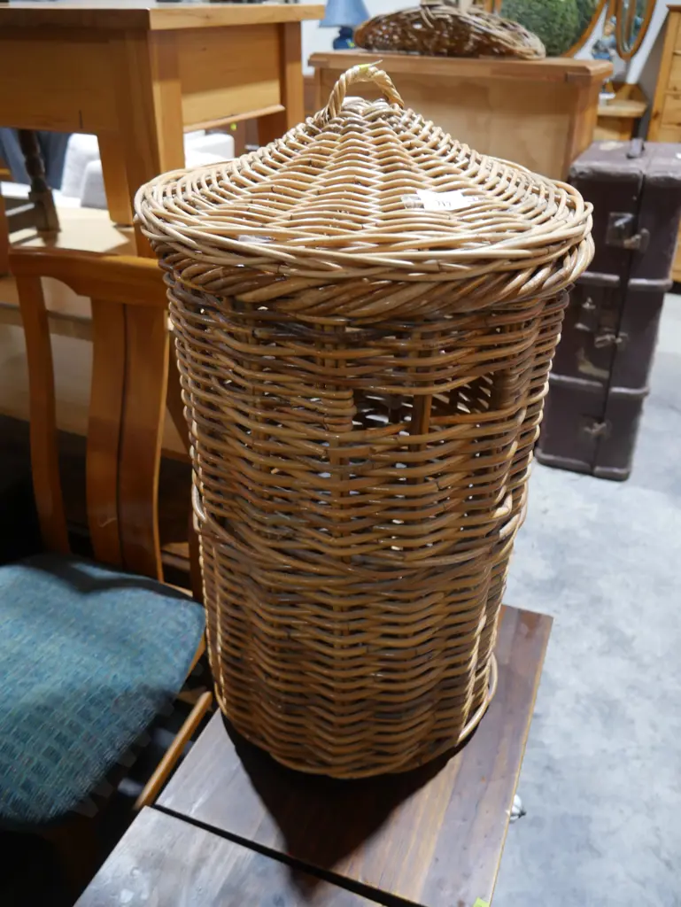 Cane laundry hamper Image 1++