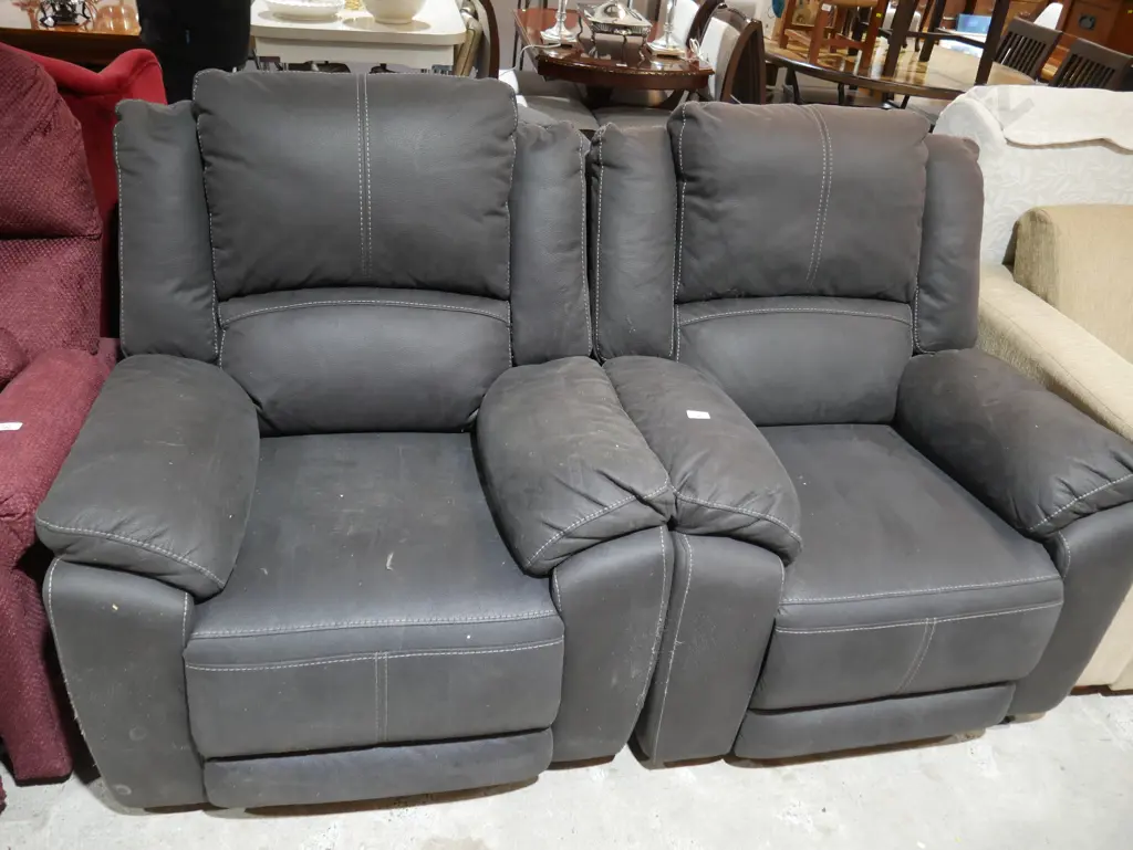 Pair of electric armchairs - missing cords Image 1++