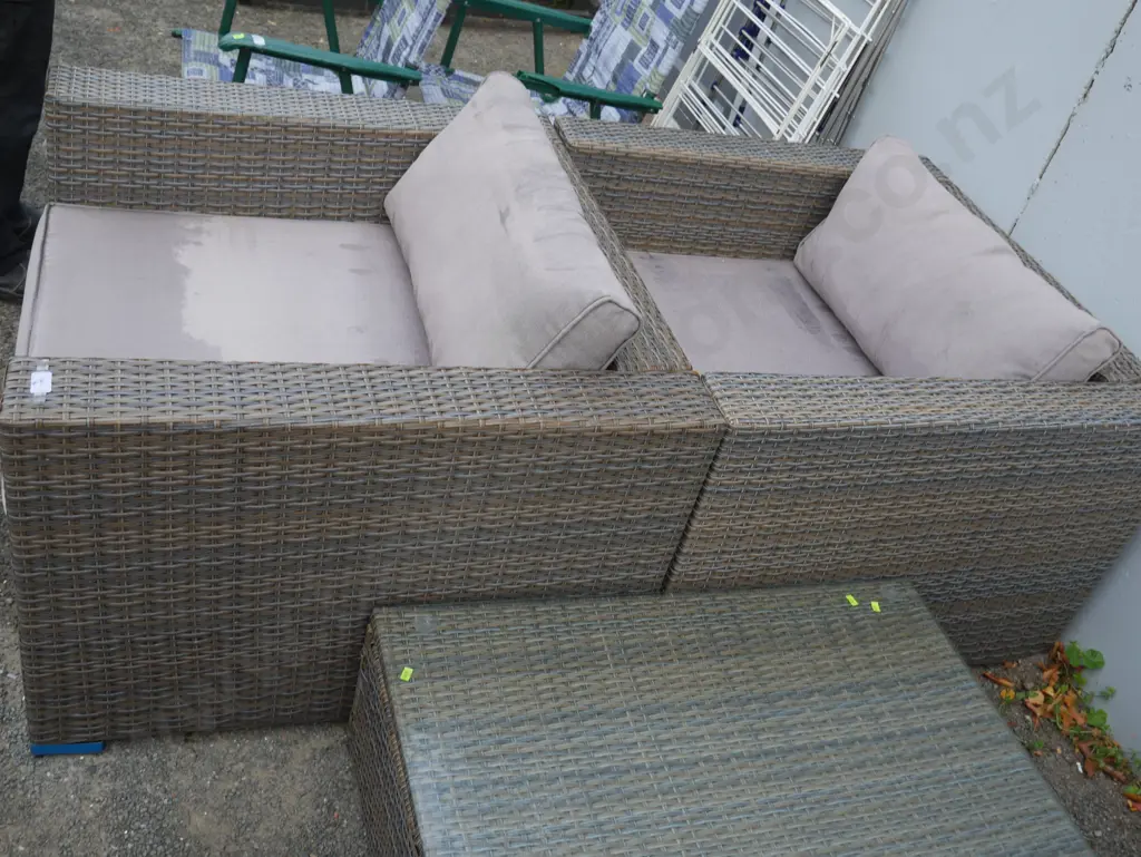 Three piece outdoor lounge suite Image 1++