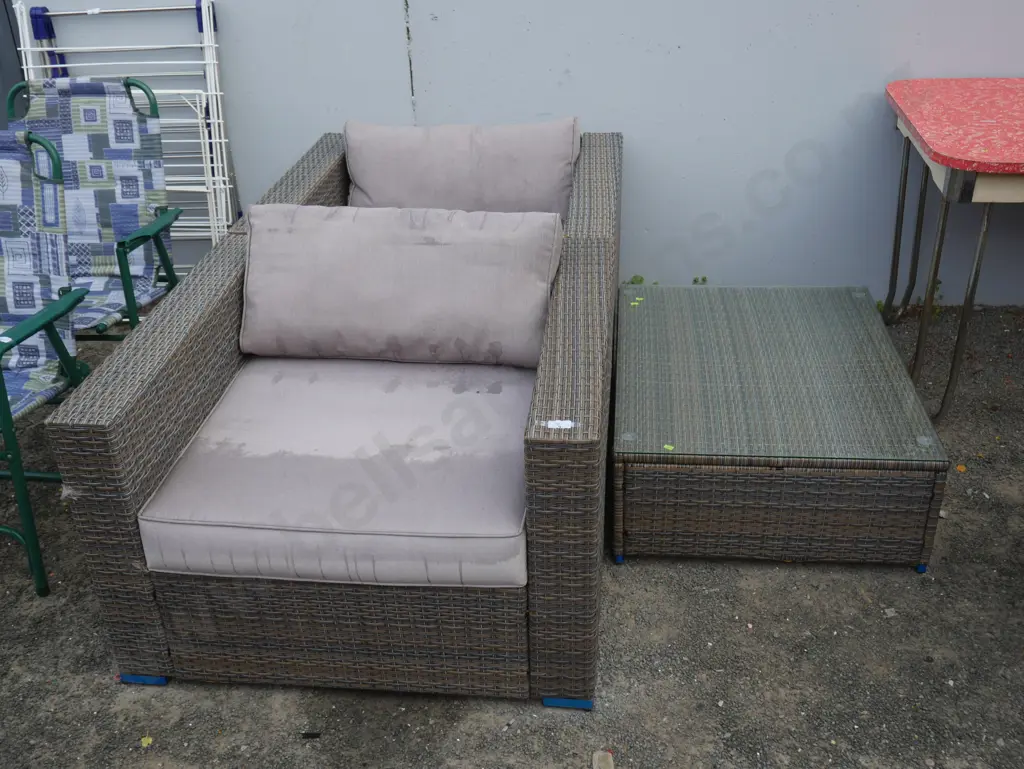 Three piece outdoor lounge suite Image 1++