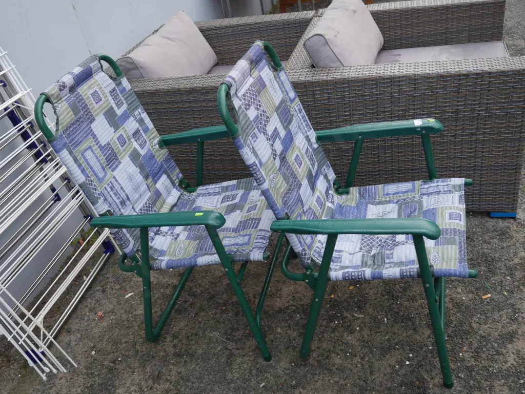 2 folding chairs Image 1++