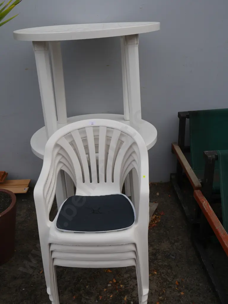 2 plastic tables and four chairs Image 1++