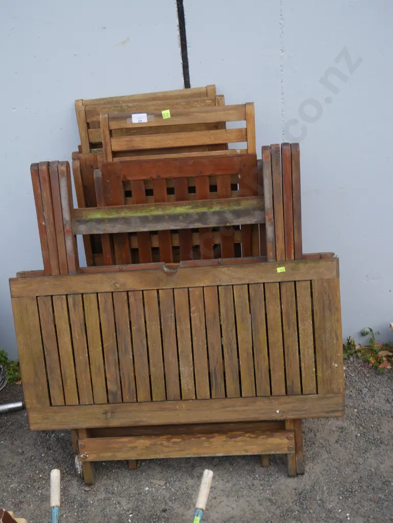 Wooden folding table and 3 chairs Image 1++