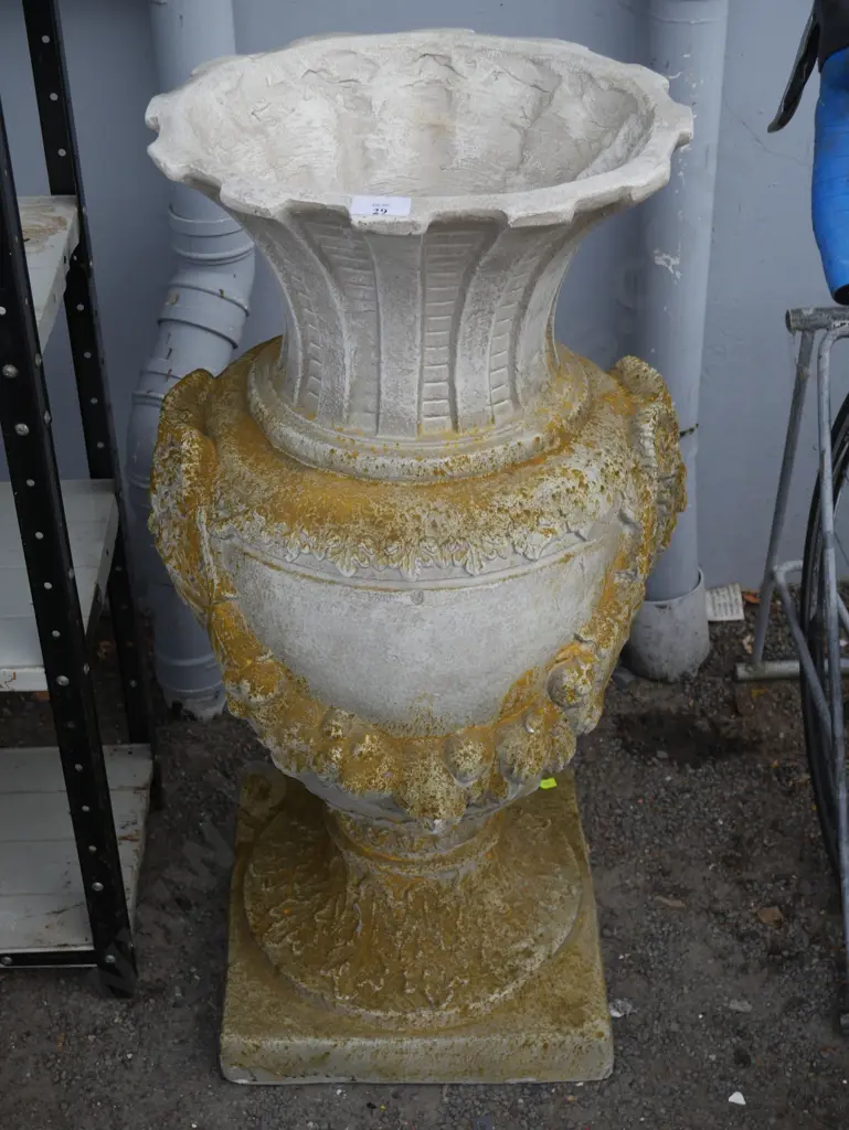 Large garden urn Image 1++