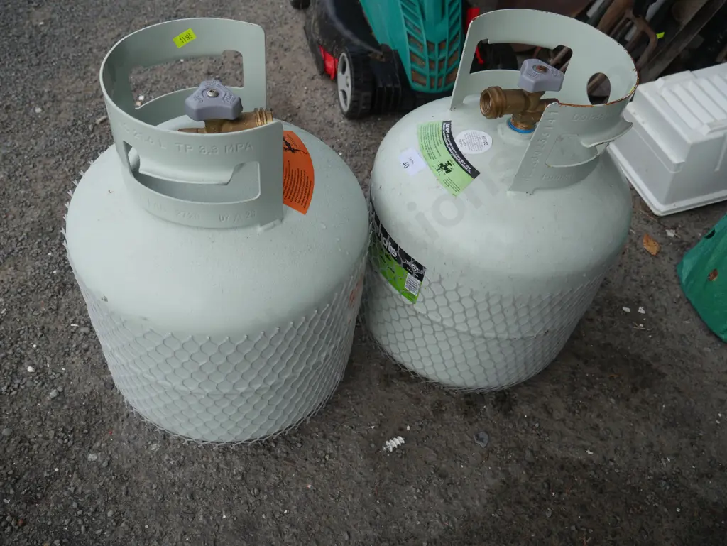 2 X 9 kg gas bottles Image 1++