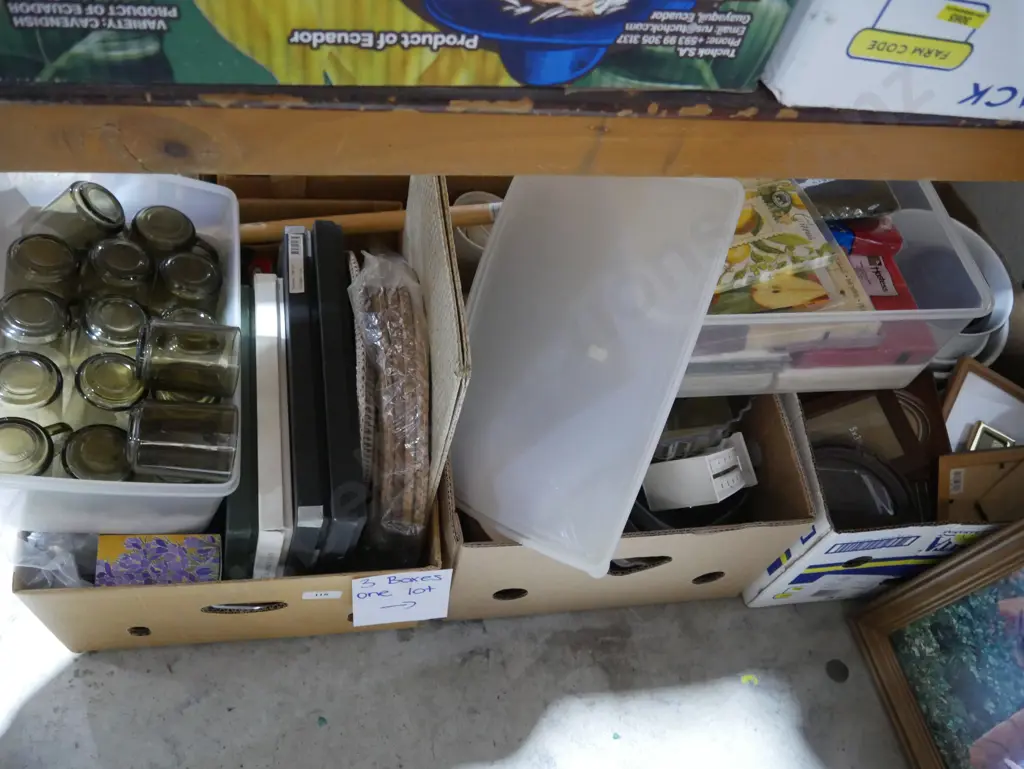 4 boxes picture frames, napkins, kitchenware Image 1++