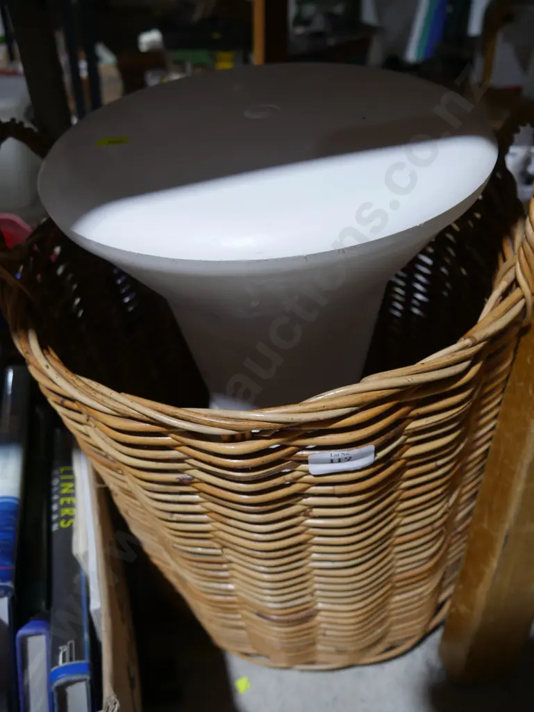 Cane basket, plastic stool Image 1++