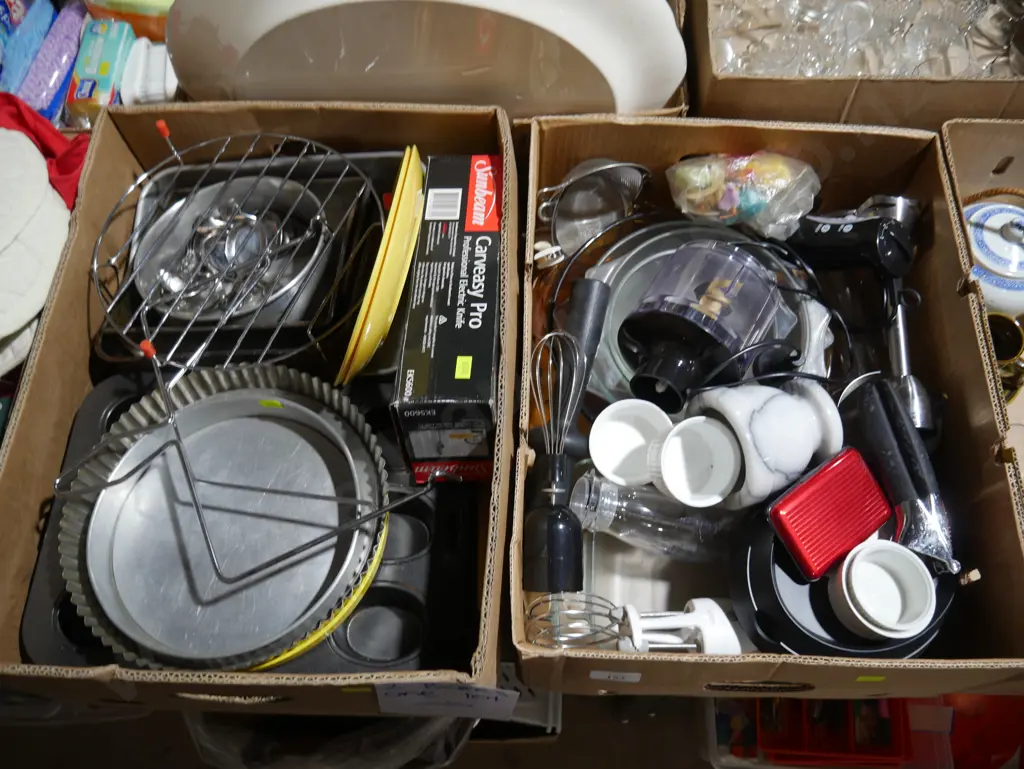 Two boxes of kitchenware Image 1++