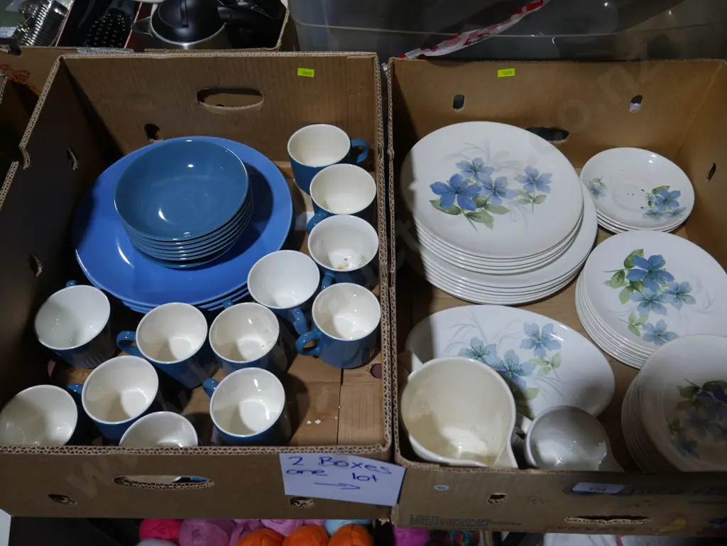 Two boxes of Crown Lynn dinnerware Image 1++