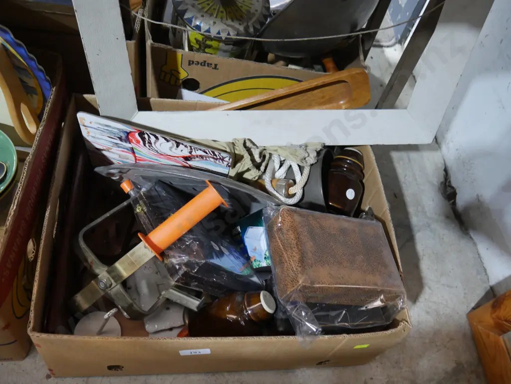 Box of assorted sundries Image 1++
