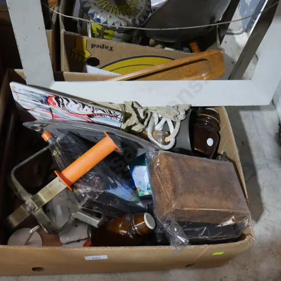 Box of assorted sundries