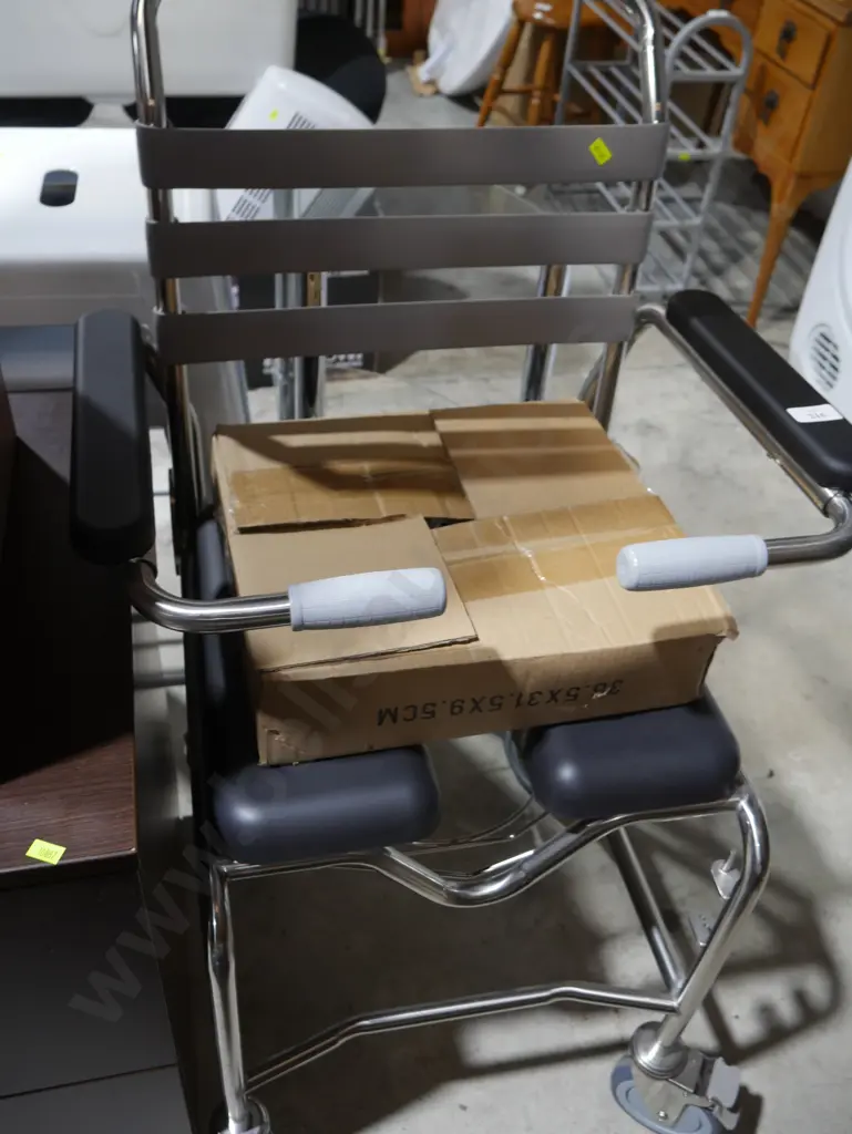 New invalid toilet/shower chair Image 1++