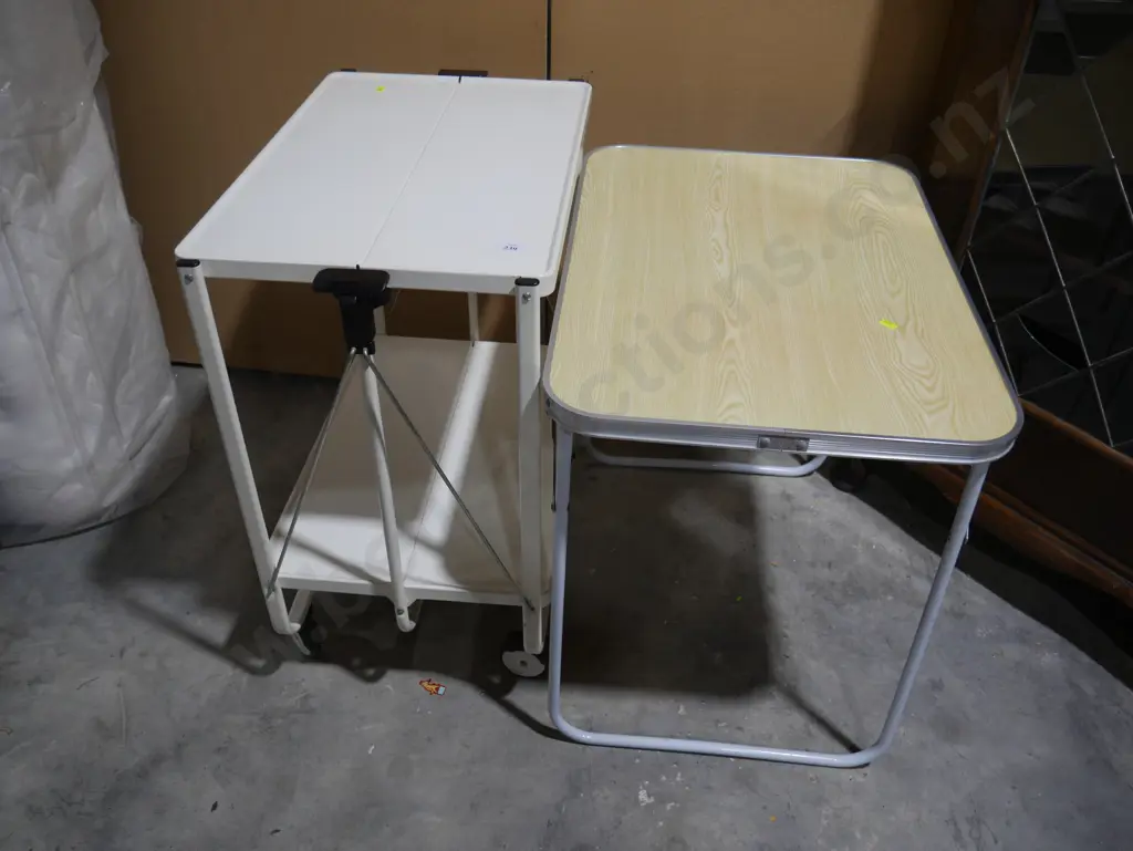 Fold up tea trolley and table Image 1++