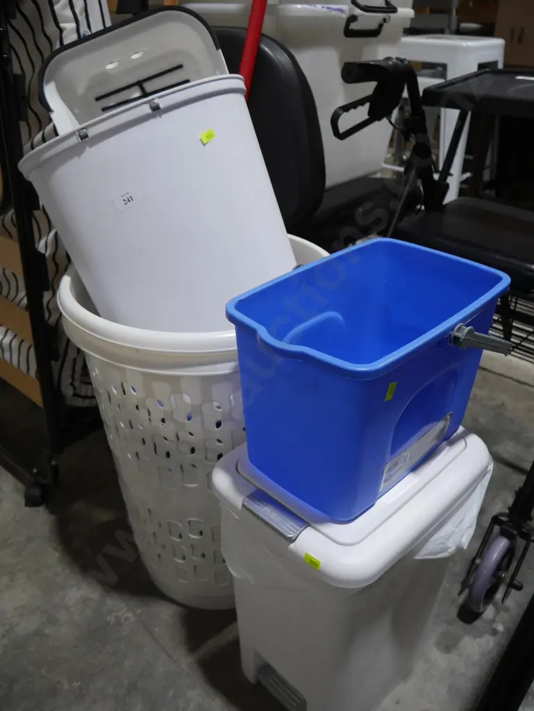 Assorted laundry baskets etc Image 1++