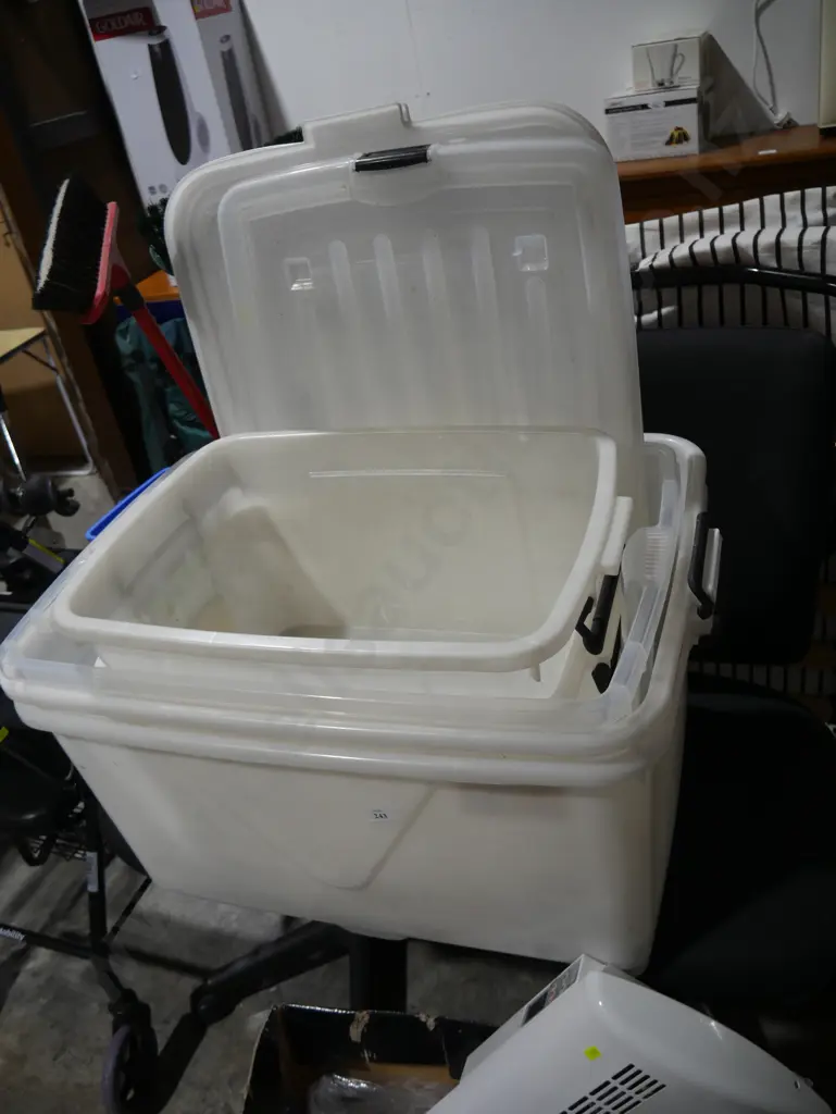 Assorted storage containers Image 1++