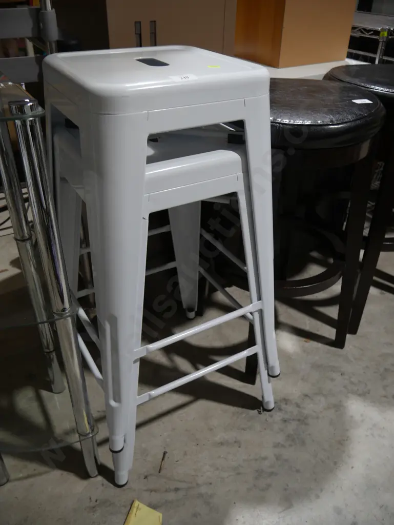 2 bar stools Image 1++
