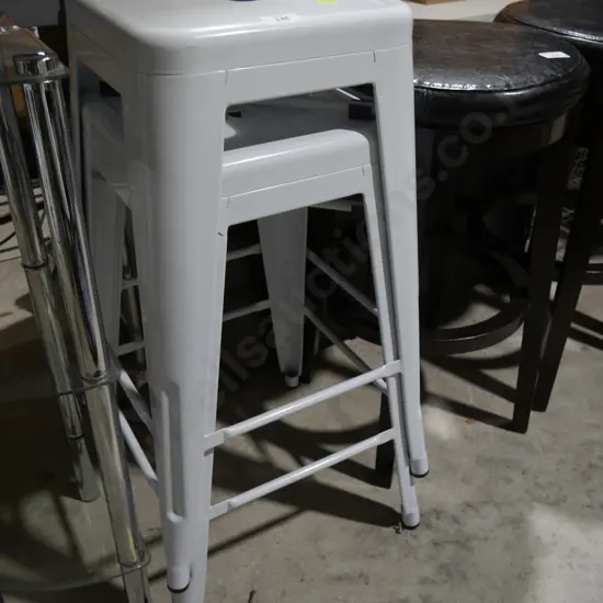 2 bar stools