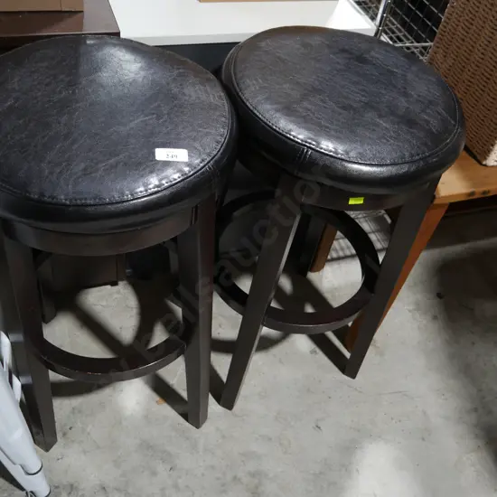 2 bar stools