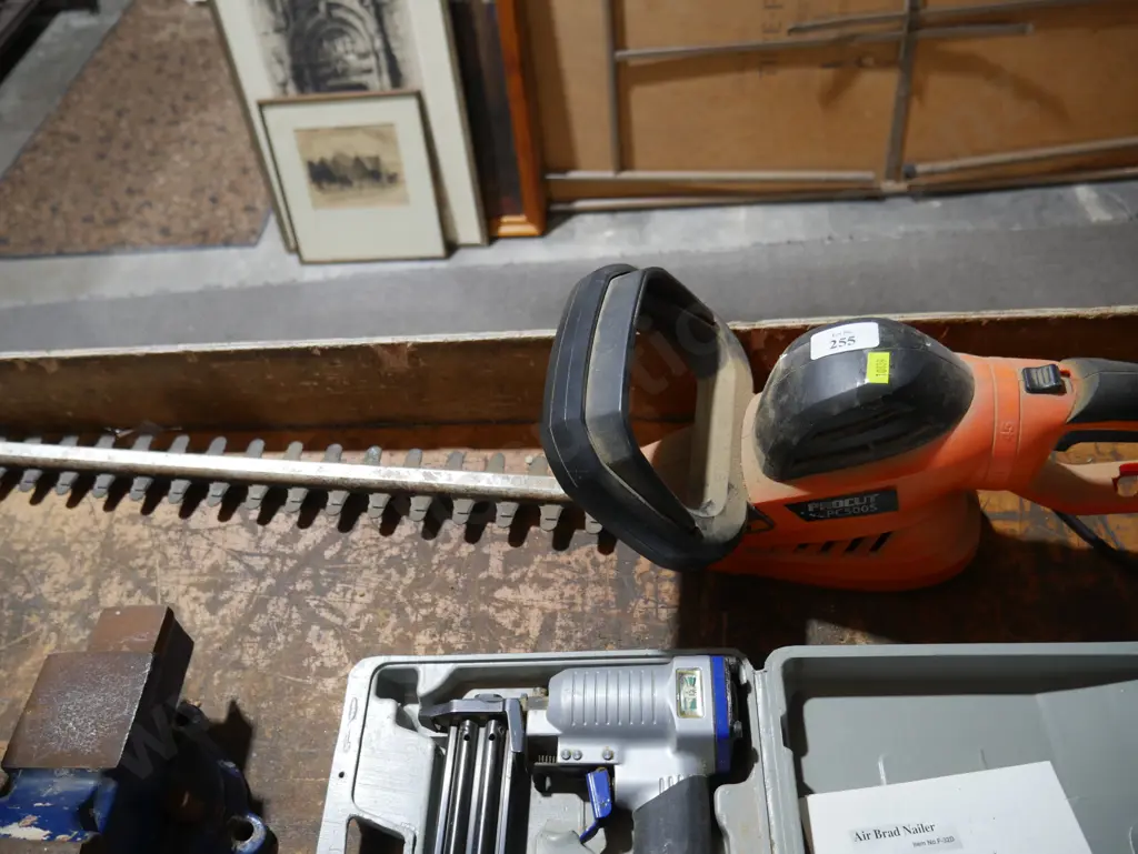 Hedge trimmer Image 1++