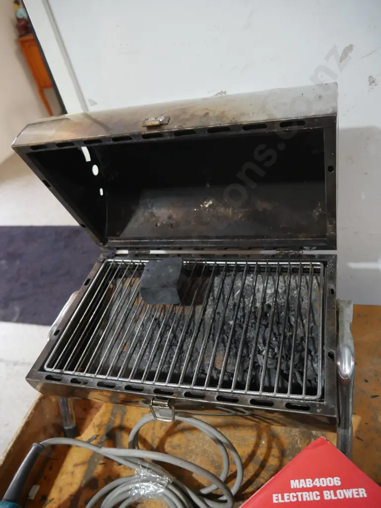 Portable charcoal grill Image 1++