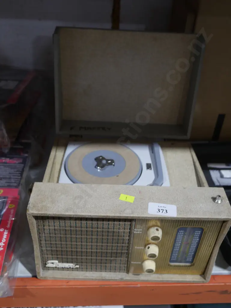 Vintage portable record player Image 1++