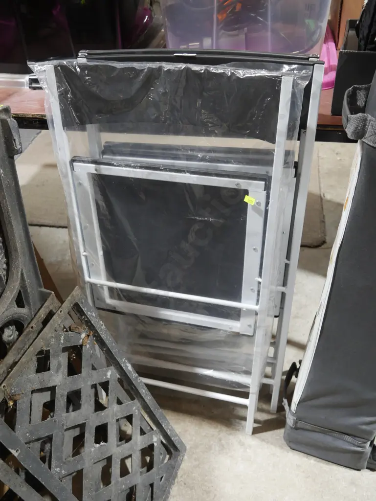 3 folding chairs Image 1++