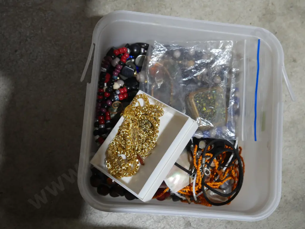 Costume jewellery Image 1++