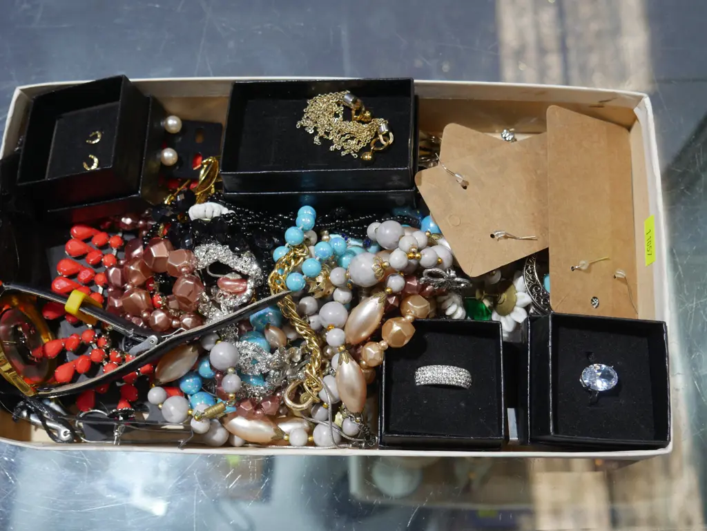 Costume jewellery Image 1++