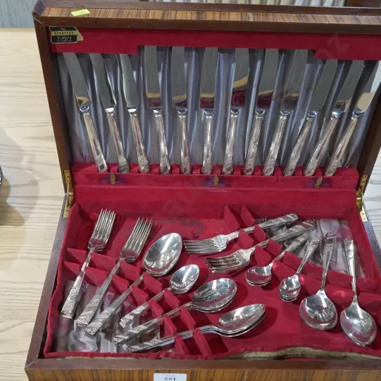 Cased cutlery set