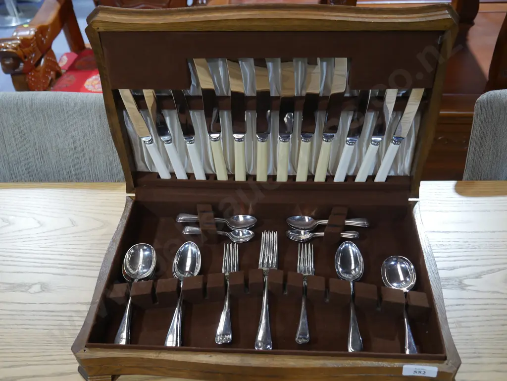 Cased cutlery set Image 1++