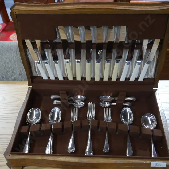 Cased cutlery set