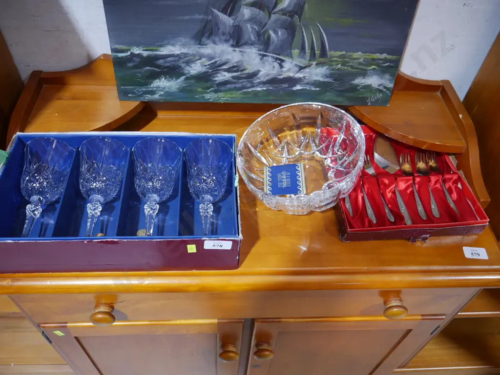 Crystal wine glasses, bowl, cutlery Image 1++