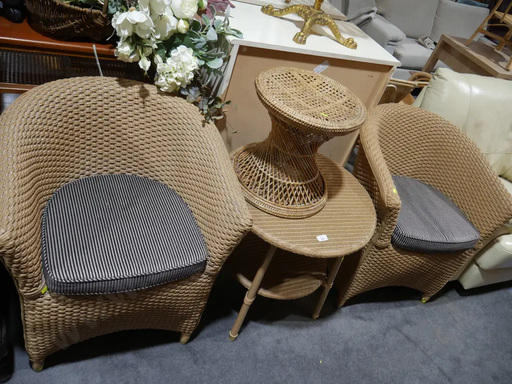 Lloyd looms table and chairs Image 1++