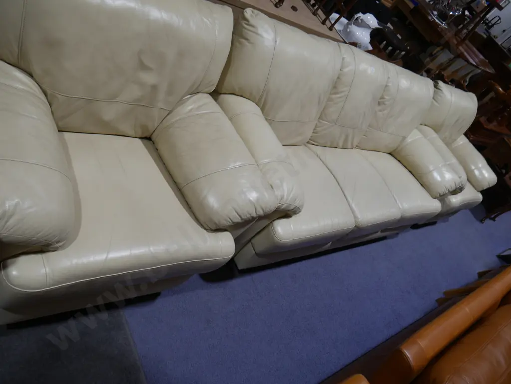 Three-piece lounge suite Image 1++