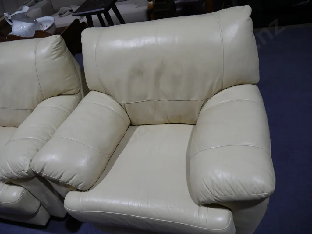 Three-piece lounge suite Image 1++