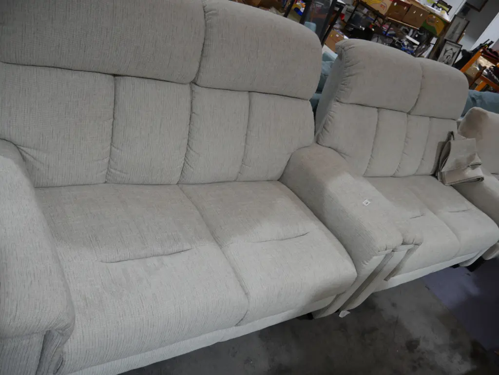 Two-piece lounge suite Image 1++