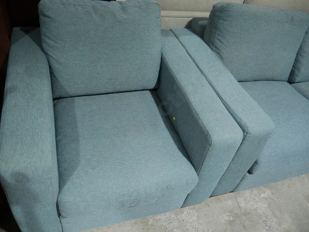 4 piece lounge suite Image 1++