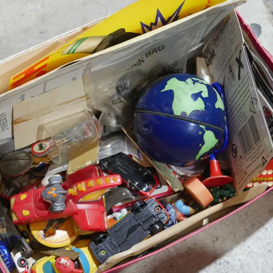 Assorted nicnacs, badges, watches etc