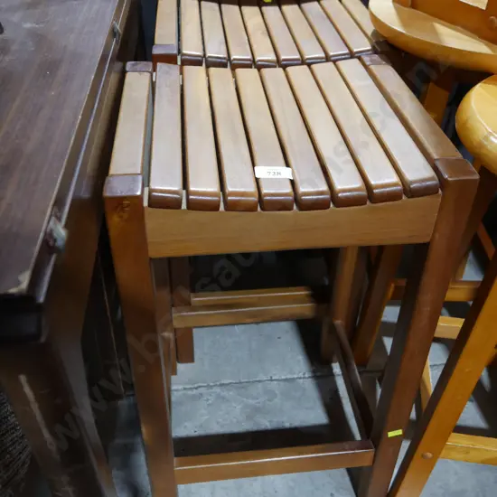 2 bar stools